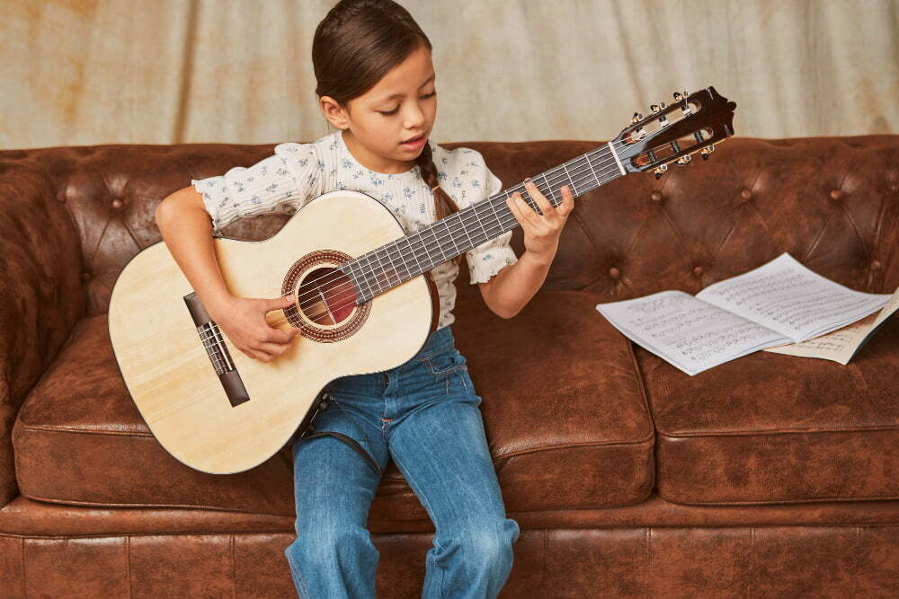 A importância de ensinar violão popular para crianças: curso disponível na Escola de Música Betesda em Taguatinga-DF