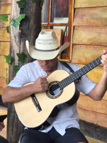 Aulas de Viola Caipira com Wellington Assis